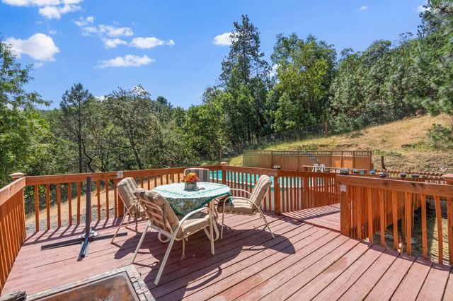 5266 Dark Hollow Road, Medford, OR 97501