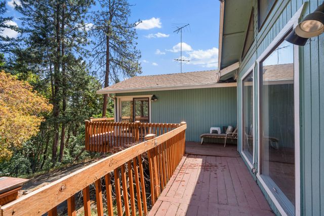 5266 Dark Hollow Road, Medford, OR 97501