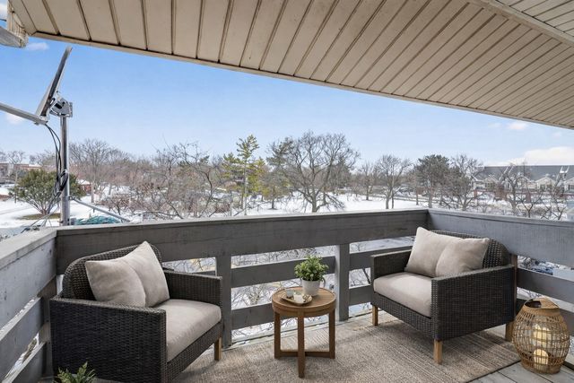 1351 N Winslowe Drive 302, Palatine, IL 60074