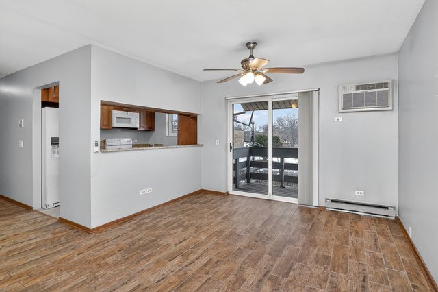 1351 N Winslowe Drive 302, Palatine, IL 60074