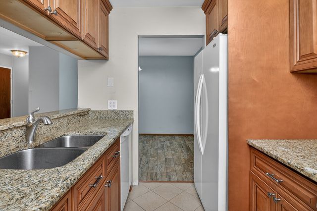 1351 N Winslowe Drive 302, Palatine, IL 60074