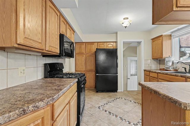 7136 Rosedale Boulevard, Allen Park, MI 48101