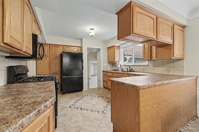 7136 Rosedale Boulevard, Allen Park, MI 48101