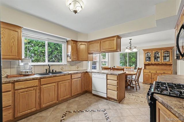 7136 Rosedale Boulevard, Allen Park, MI 48101