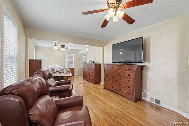 7136 Rosedale Boulevard, Allen Park, MI 48101
