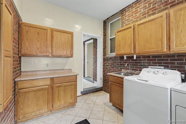 7136 Rosedale Boulevard, Allen Park, MI 48101