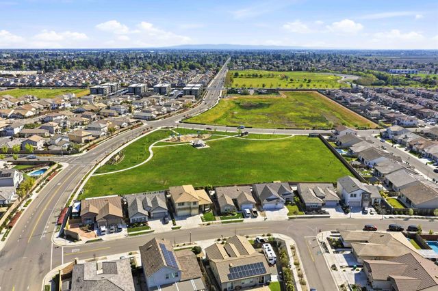 2012 Van Ruiten Dr, Lodi, CA 95242