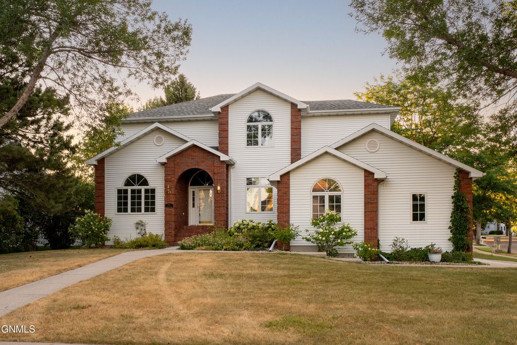 2805 Domino Drive, Bismarck, ND 58503 photo 1