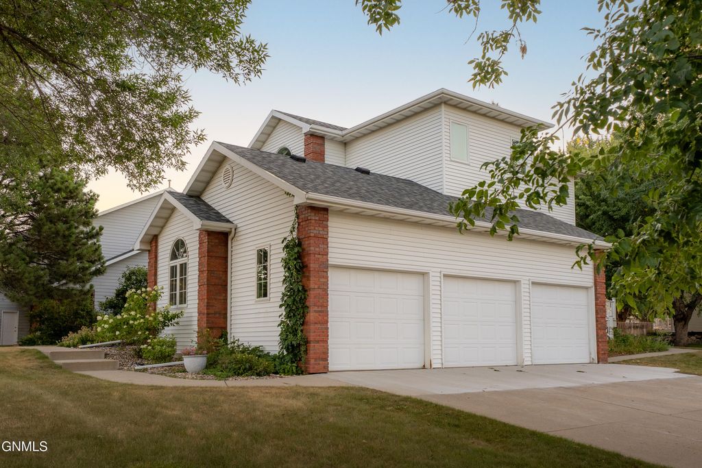 2805 Domino Drive, Bismarck, ND 58503 photo 2