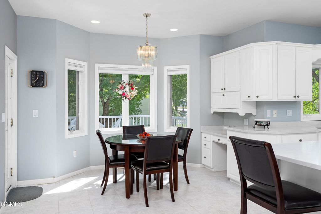 2805 Domino Drive, Bismarck, ND 58503 photo 4