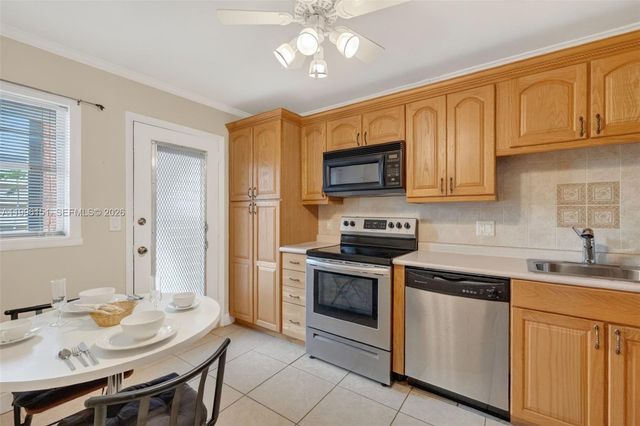 2991 NW 46th Ave 210, Lauderdale Lakes, FL 33313