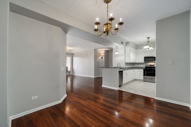 1731 Pavilion Way 405, Park Ridge, IL 60068