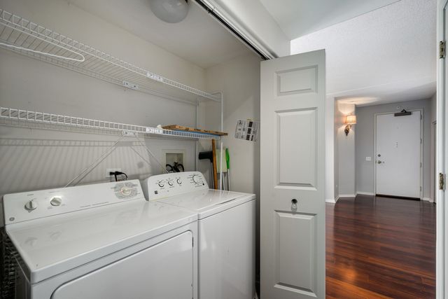 1731 Pavilion Way 405, Park Ridge, IL 60068