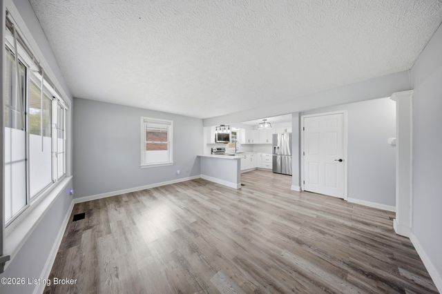 3228 New Lynnview Dr, Louisville, KY 40216
