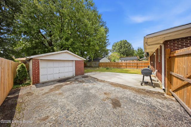 3228 New Lynnview Dr, Louisville, KY 40216