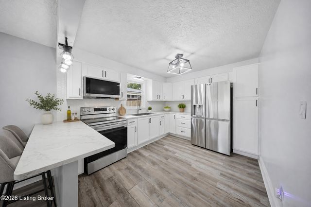 3228 New Lynnview Dr, Louisville, KY 40216