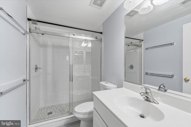 2425 HUNTINGTON PARK DR, Alexandria, VA 22303