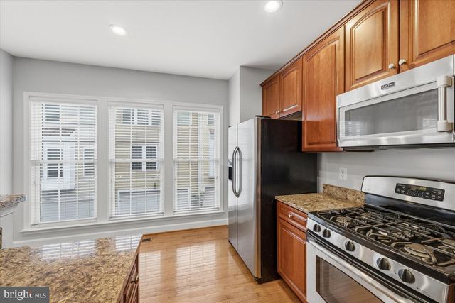 2425 HUNTINGTON PARK DR, Alexandria, VA 22303