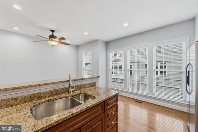 2425 HUNTINGTON PARK DR, Alexandria, VA 22303