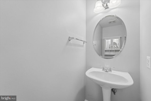 2425 HUNTINGTON PARK DR, Alexandria, VA 22303