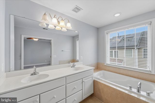 2425 HUNTINGTON PARK DR, Alexandria, VA 22303