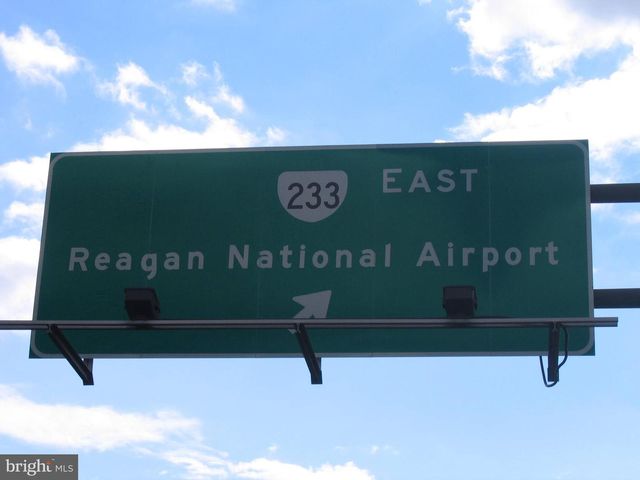 2425 HUNTINGTON PARK DR, Alexandria, VA 22303