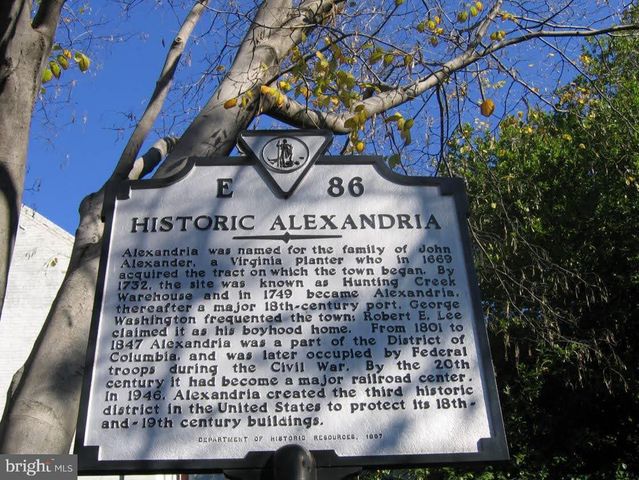 2425 HUNTINGTON PARK DR, Alexandria, VA 22303