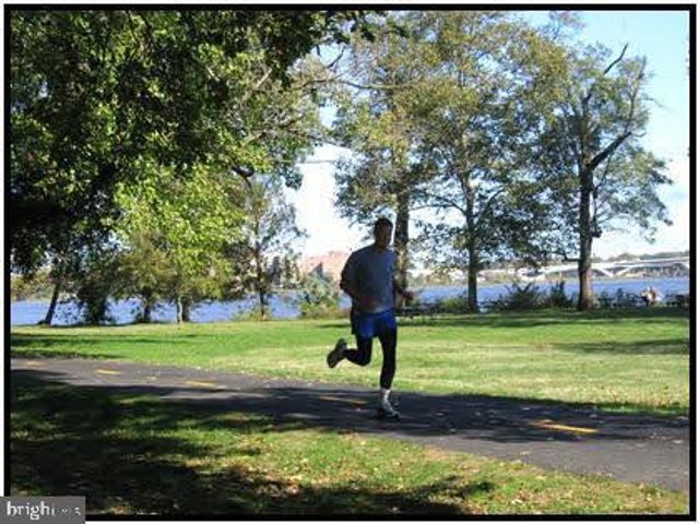 2425 HUNTINGTON PARK DR, Alexandria, VA 22303