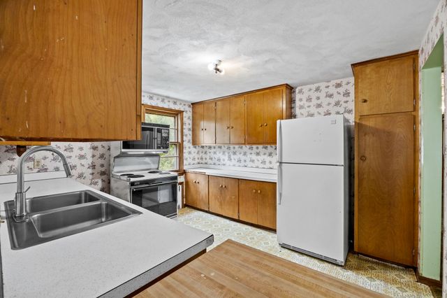 20 S Sycamore Knls, South Hadley, MA 01075