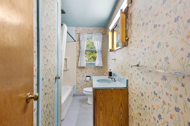 20 S Sycamore Knls, South Hadley, MA 01075