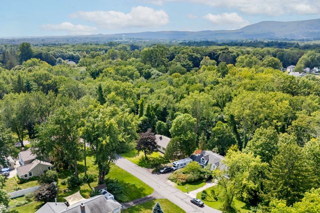 20 S Sycamore Knls, South Hadley, MA 01075