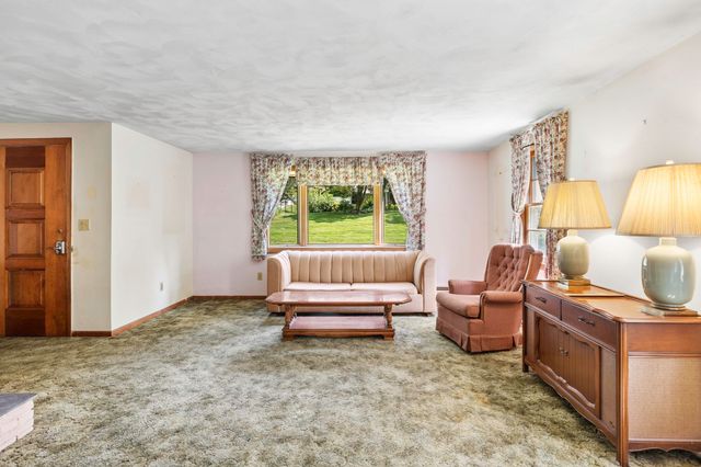 20 S Sycamore Knls, South Hadley, MA 01075