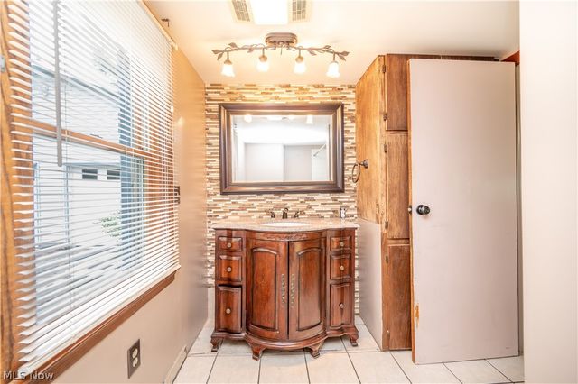 1953 Lawn Avenue, Lowellville, OH 44436