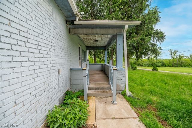 1953 Lawn Avenue, Lowellville, OH 44436