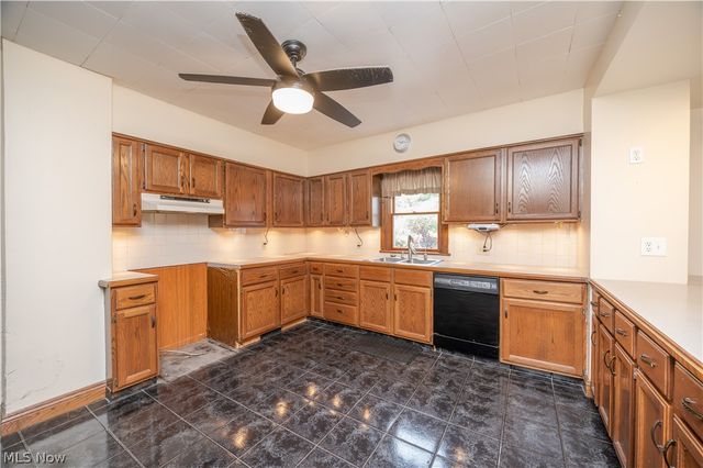 1953 Lawn Avenue, Lowellville, OH 44436