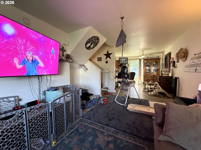 226 CYPRESS St, Brookings, OR 97415
