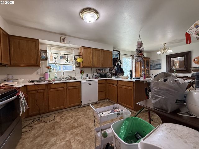 226 CYPRESS St, Brookings, OR 97415