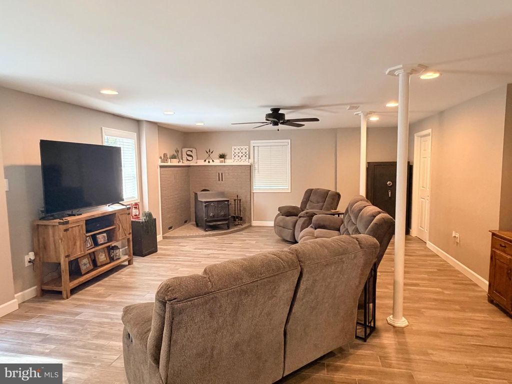 Image 11 of property listing at 4 BURR HILL DR, Ocean Pines, MD 21811
