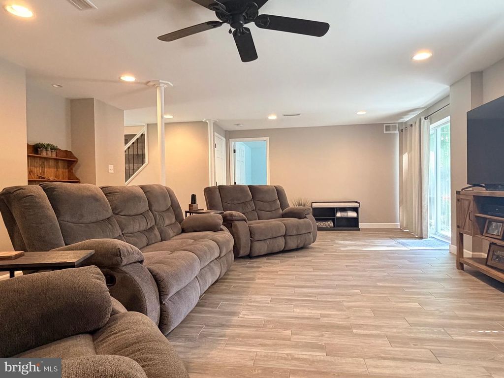 Image 12 of property listing at 4 BURR HILL DR, Ocean Pines, MD 21811