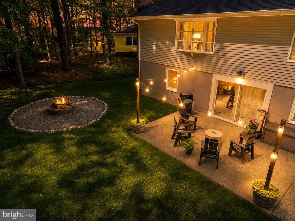 Image 3 of property listing at 4 BURR HILL DR, Ocean Pines, MD 21811