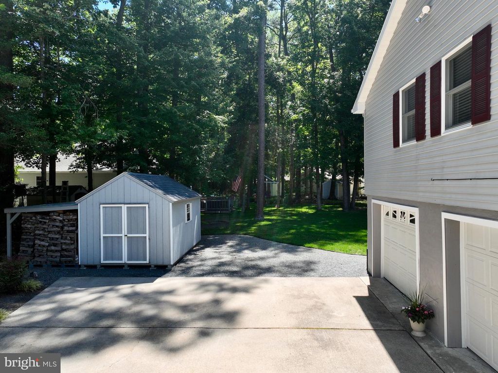 Image 7 of property listing at 4 BURR HILL DR, Ocean Pines, MD 21811