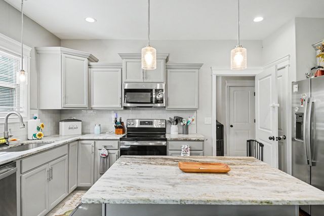 824 Snapdragon Ct, Clarksville, TN 37042