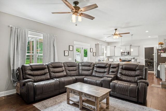 824 Snapdragon Ct, Clarksville, TN 37042