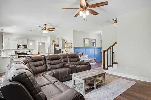 824 Snapdragon Ct, Clarksville, TN 37042