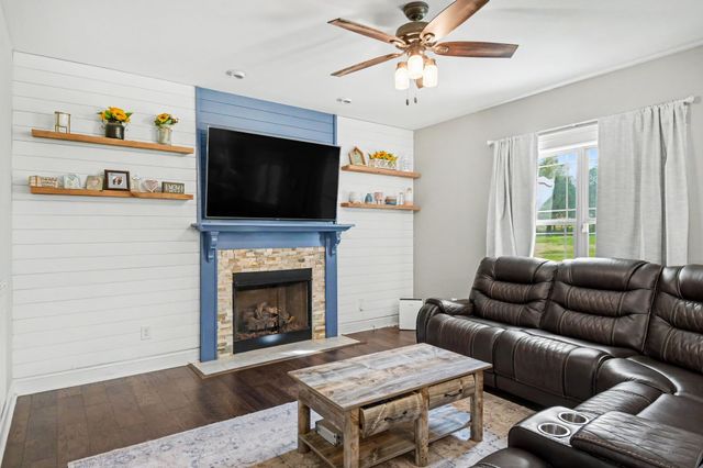 824 Snapdragon Ct, Clarksville, TN 37042