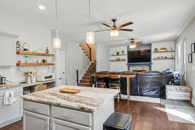 824 Snapdragon Ct, Clarksville, TN 37042