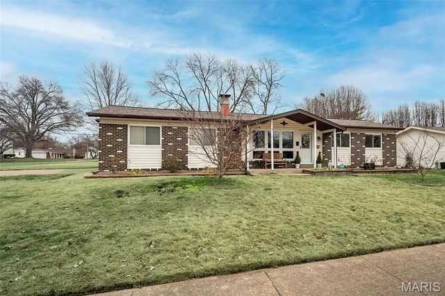 583 Candle Light Lane, Hazelwood, MO 63042