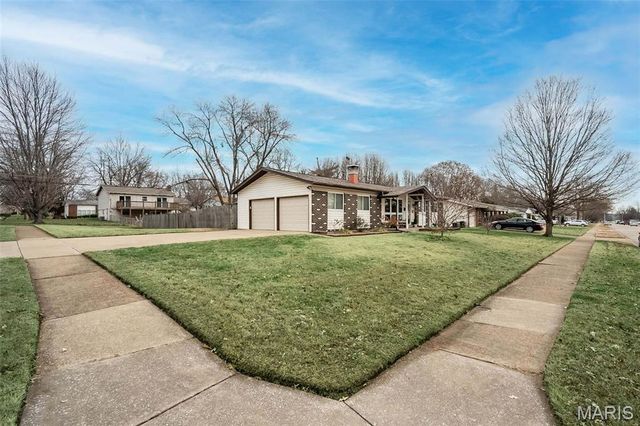 583 Candle Light Lane, Hazelwood, MO 63042