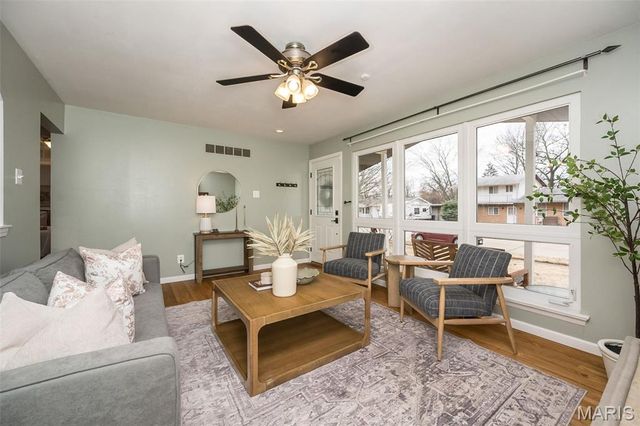 583 Candle Light Lane, Hazelwood, MO 63042