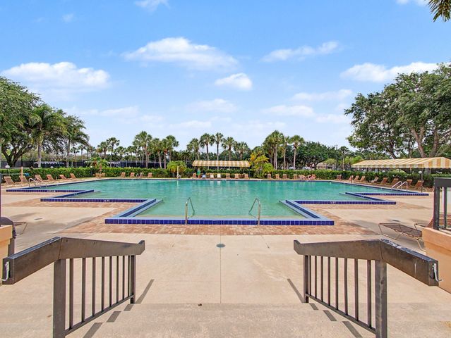 2631 Mohawk Circle, West Palm Beach, FL 33409
